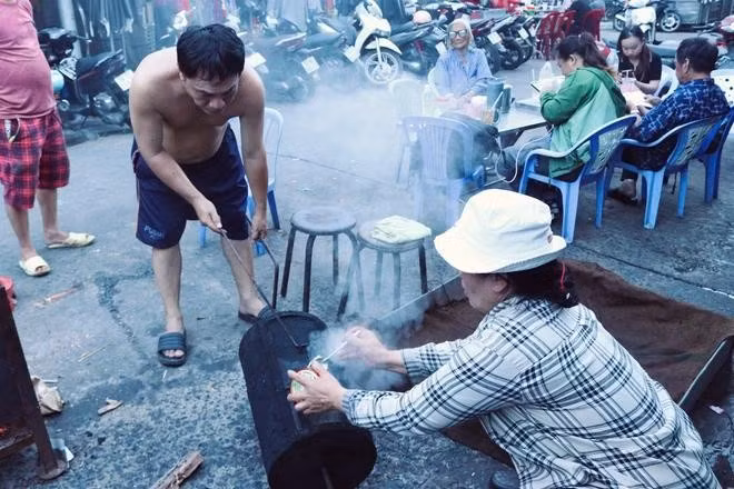 Bí quyết để giữ chân khách hàng là công thức rang, xay thủ công bằng lò sắt, củi lò và quay bằng tay. ẢNH: UYỂN NHI
