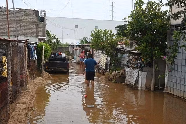 Một con phố bị ngập nước sau bão John ở bang Guerrero (Mexico) ngày 29.9. Ảnh: AFP