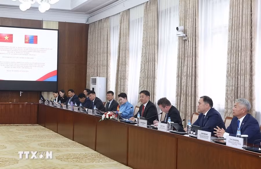 Tổng thống Mông Cổ và Đoàn cấp cao Mông Cổ tại cuộc hội đàm với Tổng Bí thư, Chủ tịch nước Tô Lâm. (Ảnh: Trí Dũng/TTXVN)