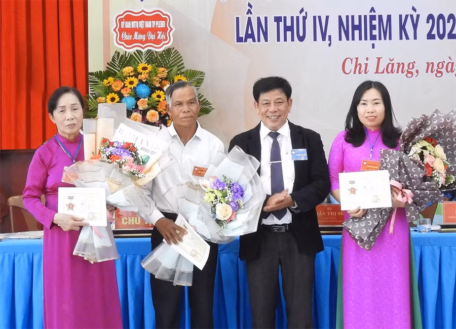 nu-can-bo-mat-tran-het-minh-vi-cong-dong-bg-1994.jpg