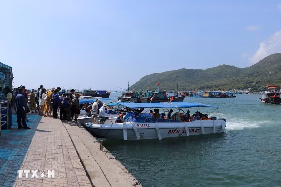 Du khách xuống canô ra các đảo ở vịnh Nha Trang. (Ảnh: Đặng Tuấn/TTXVN)