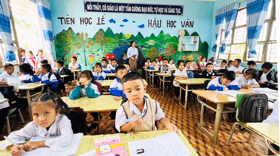 2nhieu-lop-hoc-o-truong-tieu-hoc-so-1-glar-phai-ngoi-ghep-1-ban-3-hoc-sinh-anh-dinh-yen-7180.jpg