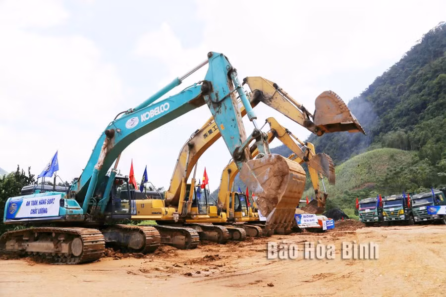 2may-moc-phuong-tien-tap-ket-thi-cong-goi-thau-xl-01-doan-tu-km19-km40-du-an-cao-toc-hoa-binh-moc-chau-anh-vd-8710.jpg