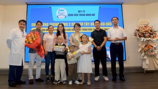 GS-TS Phạm Như Hiệp (bìa trái) chúc mừng các bệnh nhi sau ca ghép tuỷ đồng loại thành công.