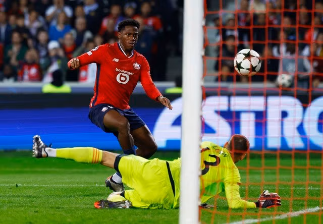Thủ thành Andriy Lunin có ngày vất vả trước các chân sút Lille