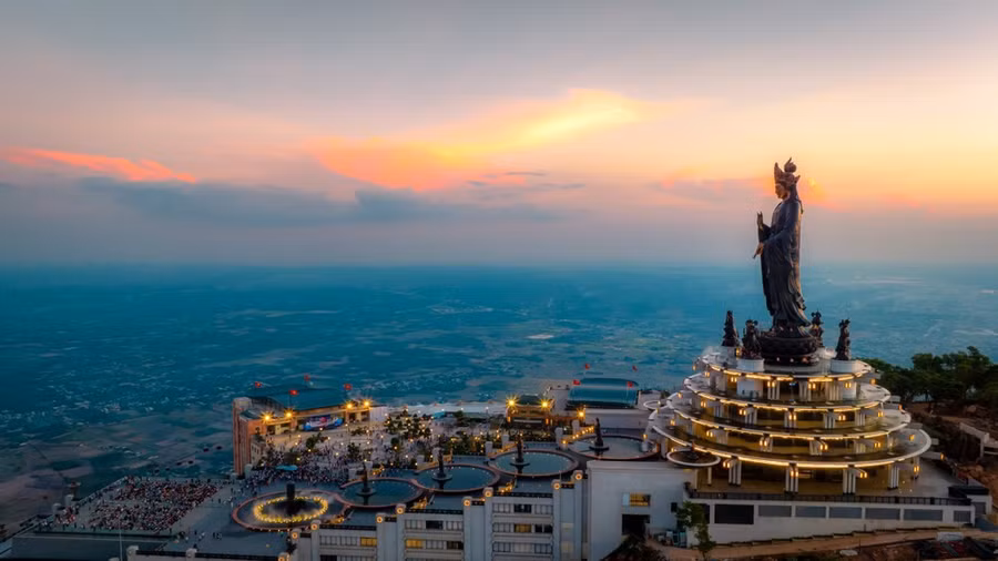 Tượng Phật Bà Tây Bổ Đà Sơn cao nhất châu Á tọa lạc trên đỉnh núi. Ảnh: Sun World Ba Den Mountain