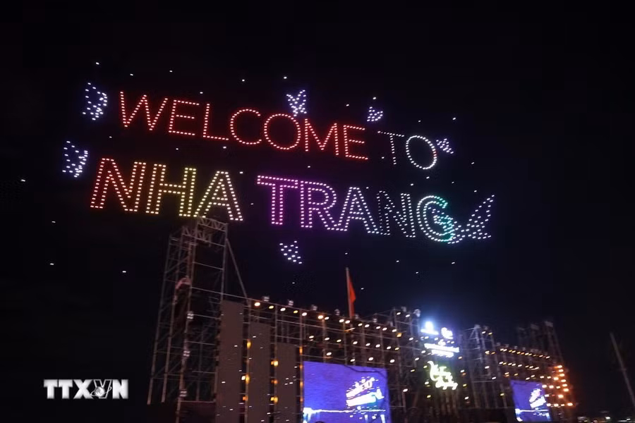 Trình diễn thi đấu ánh sáng tại Lễ hội Vịnh ánh sáng quốc tế Nha Trang. (Ảnh: Đặng Tuấn/TTXVN)