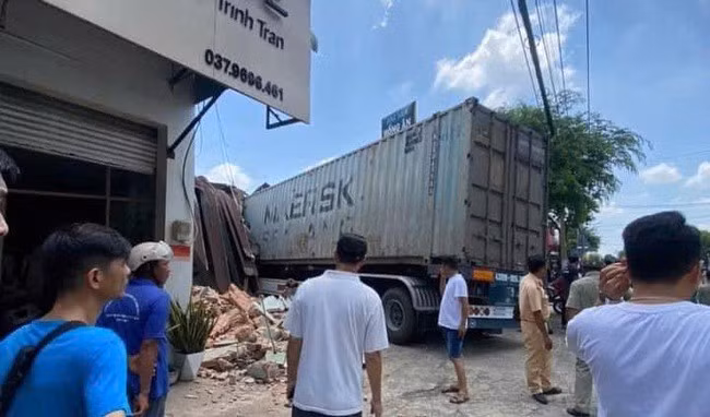 ConContainer đâm sập nhà dân.tainer đâm sập nhà dân.