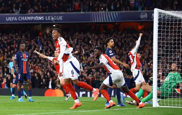 Pha đá phạt góc "quái" của Bukayo Saka đưa bóng lao thẳng vào lưới PSG