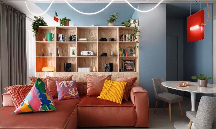 Pared Back Maximalism nổi bật với màu sắc rực rỡ cân bằng nền trung tính.