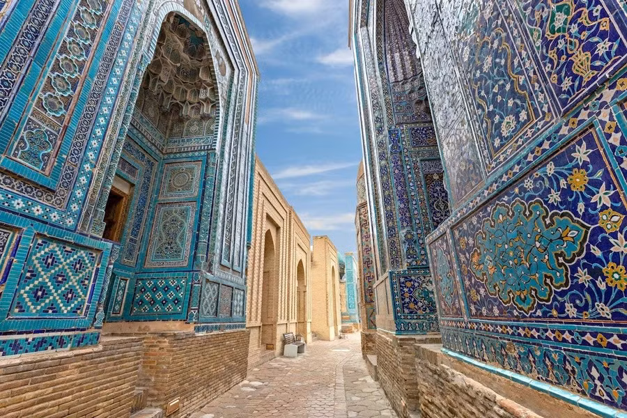 Đại lộ lăng mộ ở Shah-i-Zinda có một số công trình lát gạch phong phú nhất trong thế giới Hồi giáo. ẢNH: Shutterstock