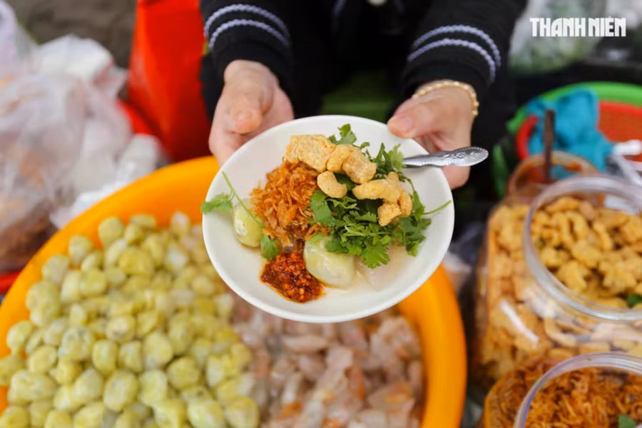 Mỗi dĩa bánh có giá 15.000 đồng. ẢNH: LÊ HOÀI NHÂN