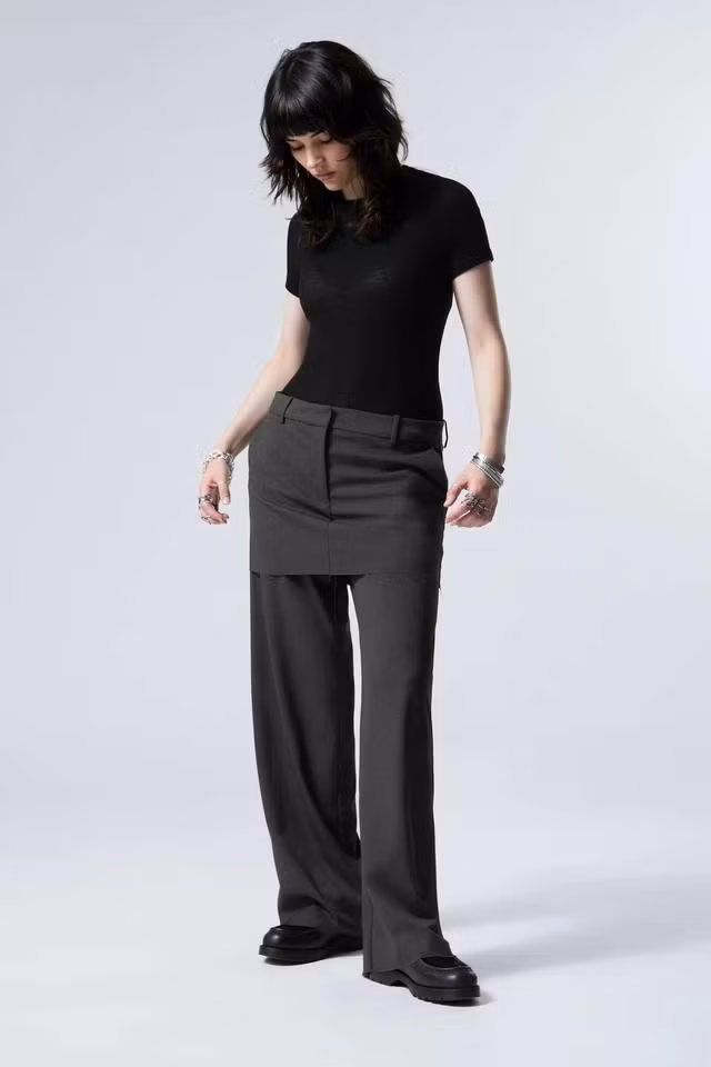 Sự pha trộn giữa váy và quần còn gọi là “skirt-pants”, một sự kết hợp giữa váy và quần, mang đến sự mới mẻ và sáng tạo. ẢNH: H&amp;M
