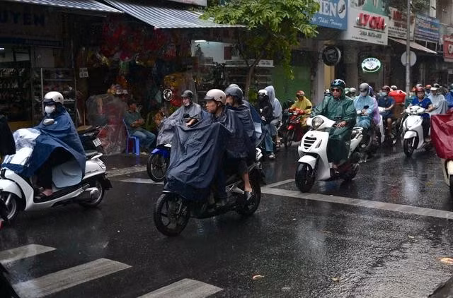 Nam bộ xuất hiện nhiều điểm mưa trái mùa với lượng mưa rất lớn. ẢNH: PHẠM HỮU