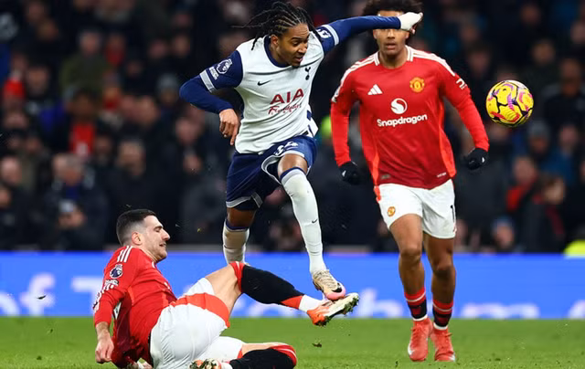Hàng phòng ngự Man United làm việc vất vả ở hiệp hai
