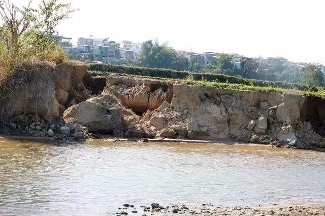 Tình trạng sạt lở kéo dài khiến người dân bất an. Ảnh: Đức Nhật