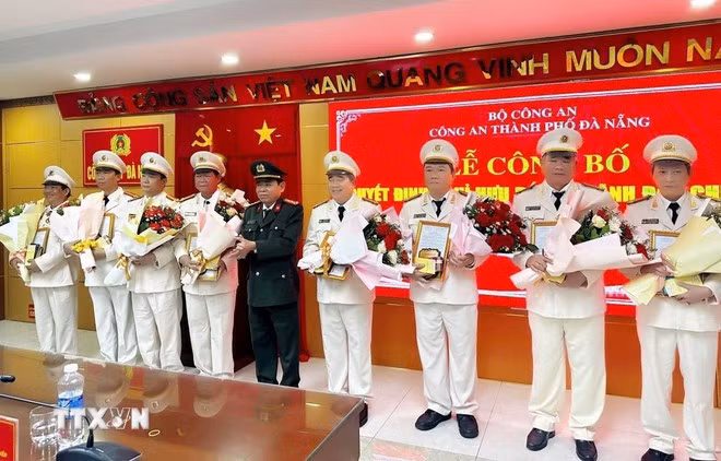 2-lanh-dao-phong.jpg