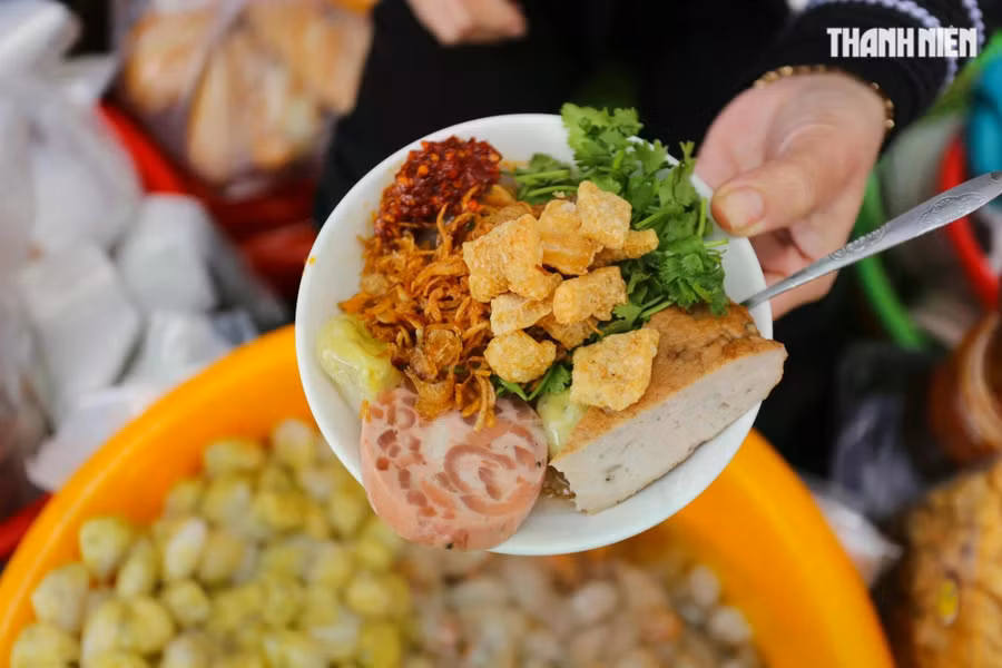 Dĩa bánh có thêm chả có giá bán 20.000 đồng. ẢNH: LÊ HOÀI NHÂN