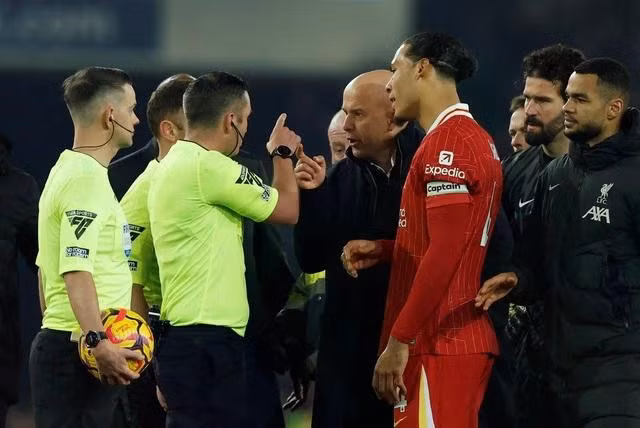 HLV Arne Slot nhận thẻ đỏ sau khi Liverpool bị gỡ hòa. Ảnh: Reuters