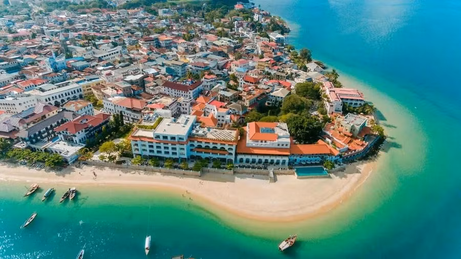 Những bãi biển rực rỡ của Zanzibar từ lâu đã khiến nơi này trở thành điểm đến trăng mật nổi tiếng, nhưng hòn đảo còn có nhiều điều hơn là vẻ đẹp tự nhiên của nơi cát gặp biển và mặt trời. Ở đây, truyền thống rất quan trọng và điều đó tạo nên nhịp sống trầm lặng hơn theo cách tốt nhất. Zanzibar là nơi các cặp đôi có thể quay lại và yêu lại những gì họ có, hoàn chỉnh với những rạn san hô lung linh và tất cả các loại gia vị mà khẩu vị có thể tiếp nhận được
