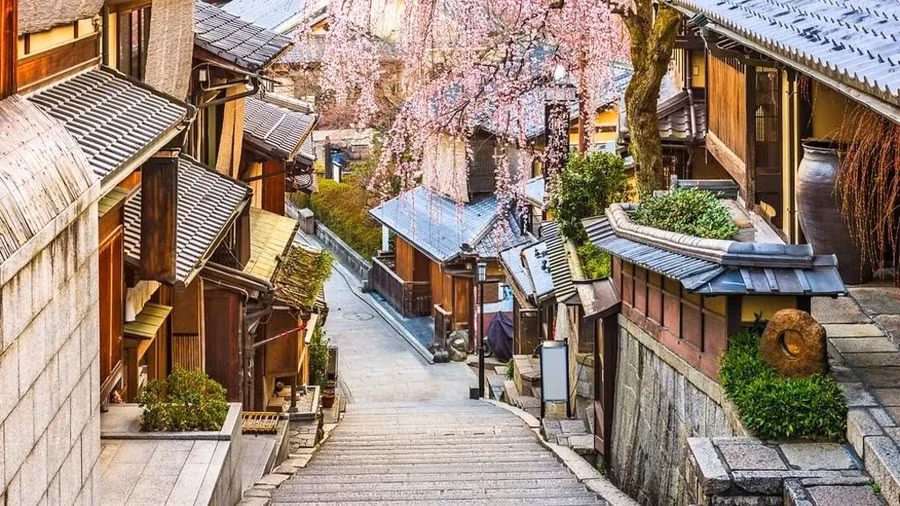 Đô thị rộng lớn của Tokyo có thể thu hút hầu hết đám đông, nhưng nếu bạn đang tìm kiếm một thành phố Nhật Bản lãng mạn thì Kyoto là lựa chọn tốt nhất. Thủ đô lịch sử và văn hóa của Nhật Bản, Kyoto có rất nhiều ngôi chùa Phật giáo, đền thờ Thần đạo, ryokan truyền thống và những khu vườn trang nghiêm...
