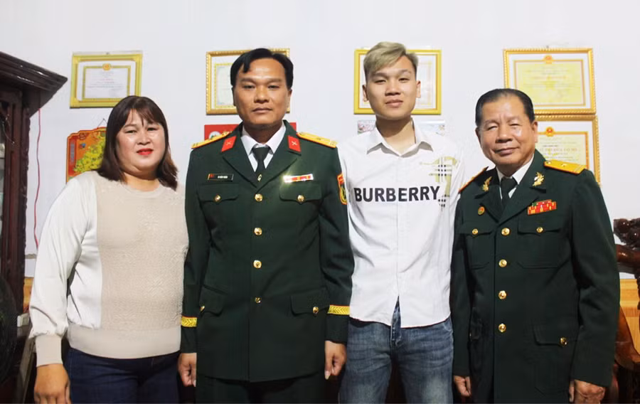 1thembg-gia-dinh-ong-vi-van-khiem-la-gia-dinh-giau-truyen-thong-cach-mang-voi-3-the-he-cung-tham-gia-quan-ngu-anh-vu-chi.jpg