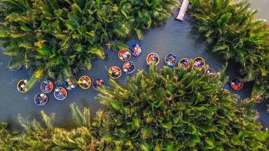 Những con phố rợp đèn lồng nổi tiếng của Hội An là địa điểm bình dị để đi dạo trong ánh hoàng hôn và trò chuyện lãng mạn, được hỗ trợ bởi kiến trúc cổ xưa được bảo tồn tốt. Những chuyến đi thuyền đèn lồng của nơi này là điều đôi khi chỉ xảy ra trong những giấc mơ lãng mạn - một sự kết hợp tuyệt vời giữa nét tinh tế của thiên nhiên và sự tự tin ấn tượng