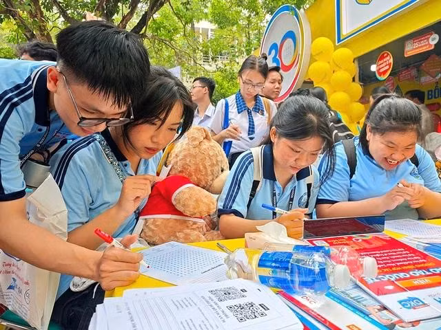 Nhiều hoạt động sôi nổi tại các gian hàng. ẢNH: ĐÀO NGỌC THẠCH