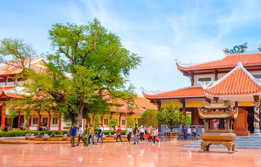 Du khách tham quan Bảo tàng Quang Trung (xã Tây Sơn) tìm hiểu di sản phong trào nông dân Tây Sơn. Ảnh: Đoan Ngọc