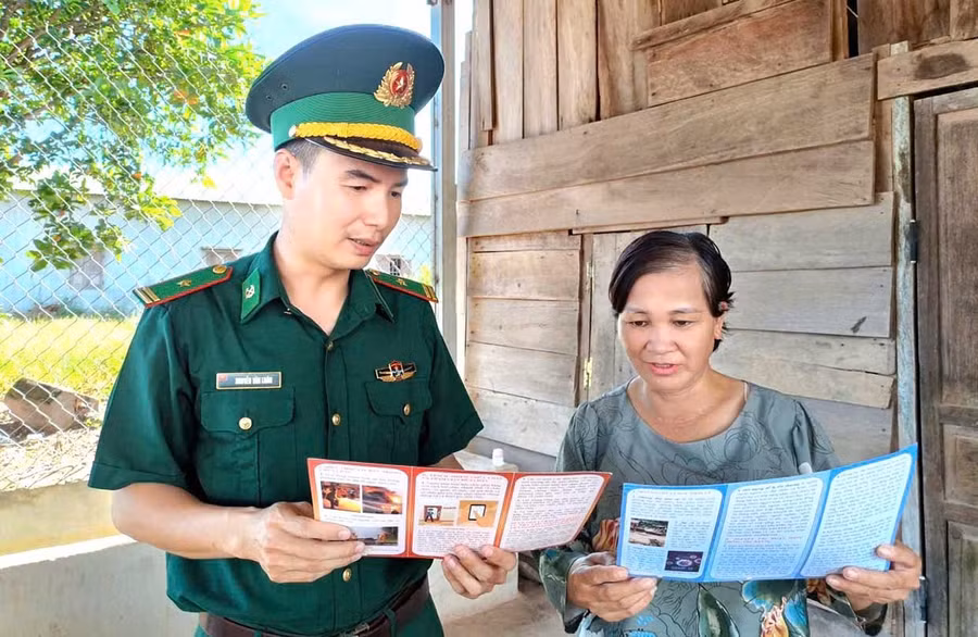 Cán bộ Đồn Biên phòng Ia Lốp tuyên truyền, vận động người dân làng Ring (xã Ia Mơ). Ảnh: Phương Dung