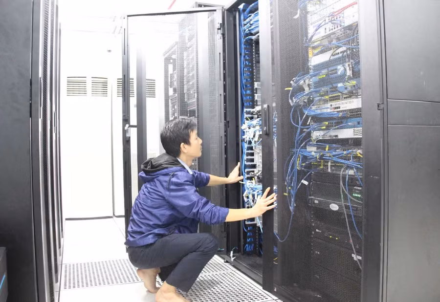 Kỹ sư Trung tâm Chuyển đổi số (Sở Khoa học và Công nghệ) vận hành thiết bị hệ thống.