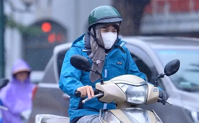 Không khí lạnh khiến thời tiết Hà Nội có mưa nhỏ và rét, nhiệt độ trong khoảng 11 - 13 độ C. ẢNH: ĐÌNH HUY