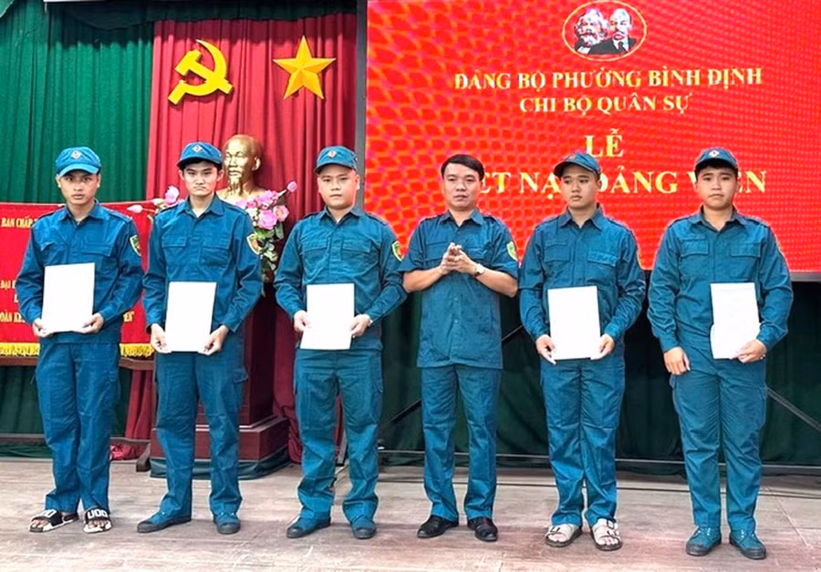 Kết nạp đảng viên mới trong lực lượng dân quân tự vệ ở phường Bình Định. Ảnh: N.H
