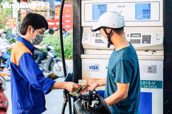 Giá xăng dự báo giảm vào chiều nay 22/1. (Ảnh Minh Đức).