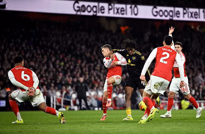 Patrick Dorgu lên tiếng bằng siêu phẩm bàn thắng cho Man United