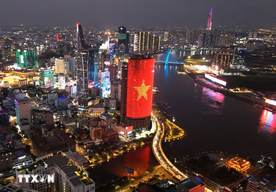 Toàn cảnh trung tâm TP. Hồ Chí Minh từ trên cao với màu cờ Tổ quốc làm điểm nhấn. (Ảnh: Hồng Đạt/TTXVN)