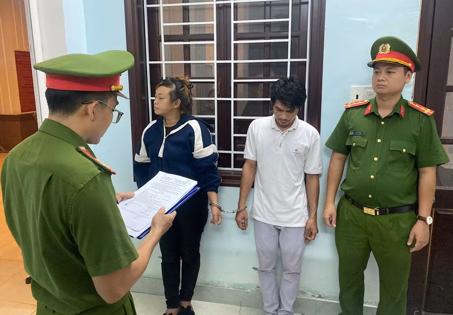 Công an phường Hoài Nhơn Nam thi hành lệnh bắt giữ Lẽ và Thúy để xử lý về hành vi tổ chức sử dụng trái phép chất ma túy.