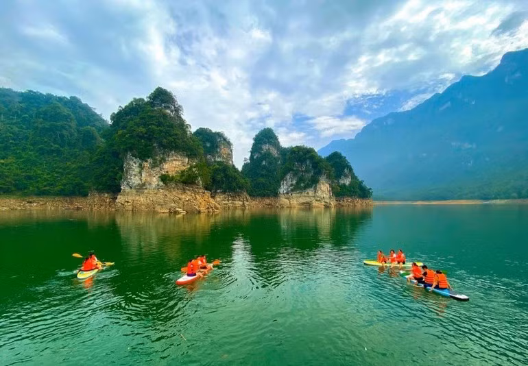 Khách du lịch trải nghiệm chèo thuyền kayak ở Lâm Bình.