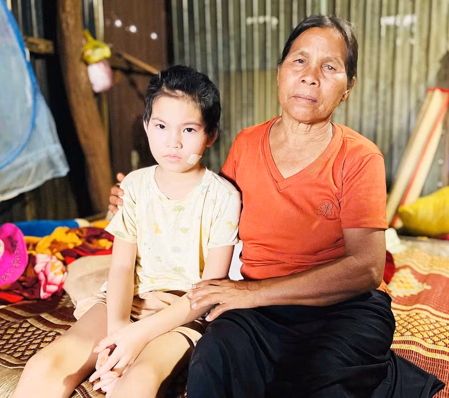 Em Siu Diệu bên bà ngoại Siu Lới. Ảnh: P.D
