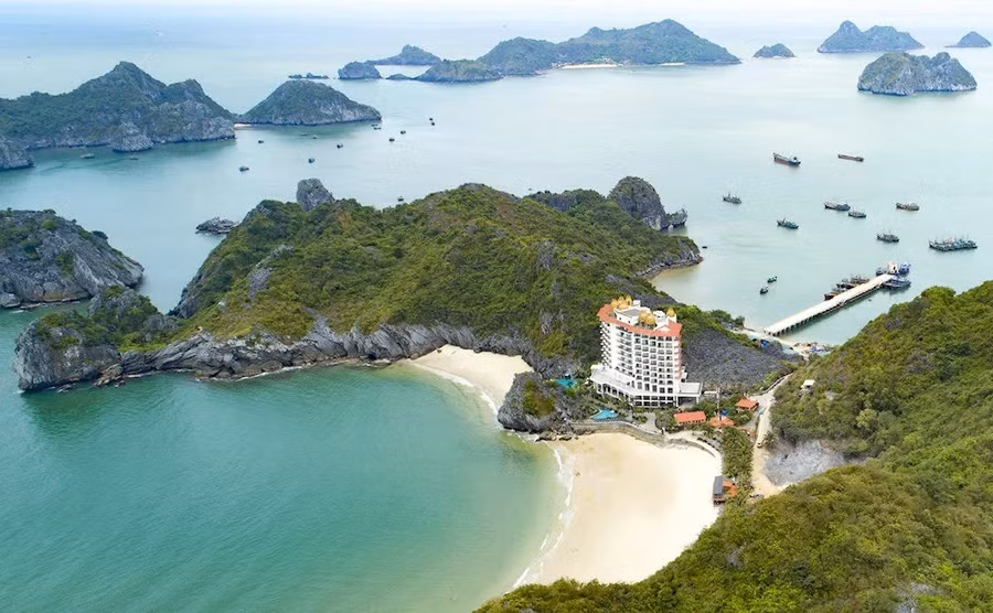 Đảo Cát Bà lọt top một trong những hòn đảo tuyệt nhất Đông Nam Á. Ảnh: Vietnam Airlines.