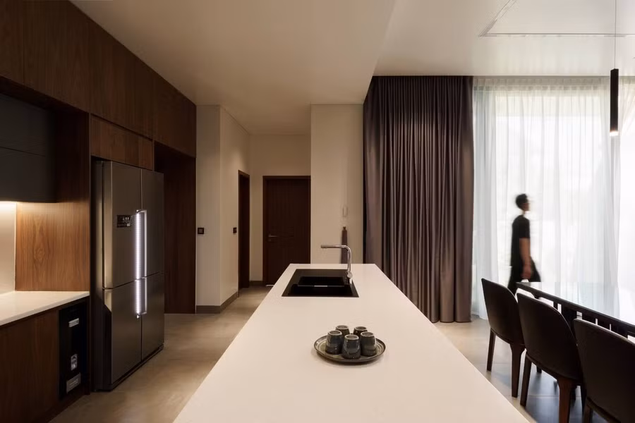 Bếp hiện đại, thiết kế bàn đảo để thuận tiện cho việc nấu nướng của gia đình