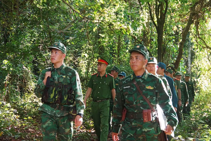 Cán bộ, chiến sĩ Đồn Biên phòng Ia Púch tuần tra bảo vệ biên giới. Ảnh: Công Cường