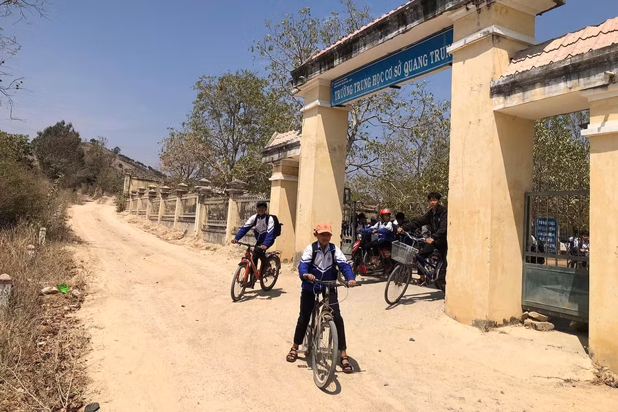 3khong-chi-co-bui-dat-lam-hu-hong-duong-sa-ma-viec-xe-lon-cho-nang-luu-thong-tren-tuyen-duong-nho-ngay-truoc-cong-truong-thcs-quang-trung-gay-mat-an-toan-giao-thong.jpg