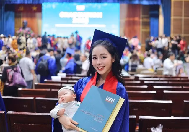 Trân và cô con gái 2 tháng tuổi trong buổi lễ tốt nghiệp. ẢNH: NVCC