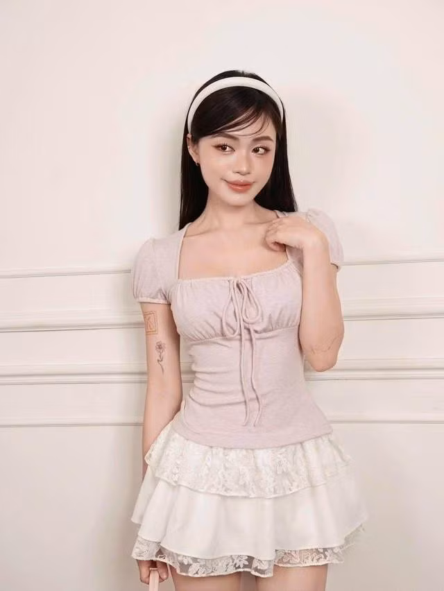 Nếu đang tìm kiếm một bản phối mang vẻ nữ tính nhưng vẫn có nét tinh nghịch đáng yêu, thì nhất định không thể bỏ qua bộ đôi này. Màu hồng pastel và màu trắng tinh khôi, ngọt ngào nhưng không hề đơn điệu, với chi tiết bèo nhún mềm mại, phom dáng ôm nhẹ tôn trọn thân hình của nàng. ẢNH: UNI BY HEART