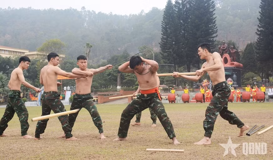 bo-doi-lu-doan-dac-cong-113-binh-chung-dac-cong-bieu-dien-vo-thuat-anh-qdndvn.jpg
