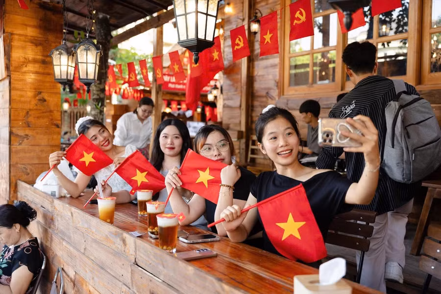Bạn trẻ check-in ở quán cà phê đua trend yêu nước. Ảnh: Trọng Tài