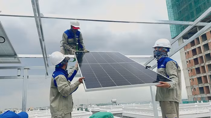 Thợ kỹ thuật lắp đặt hệ thống điện mặt trời để phục vụ cho sinh hoạt của người dân tại TP HCM Ảnh: LÊ TỈNH