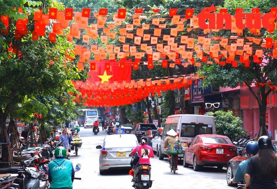 Đường phố Hà Nội rực rỡ cờ hoa mừng 80 năm Cách mạng Tháng Tám và Quốc khánh 2/9. Ảnh: Thế Đoàn/Báo Tin tức và Dân tộc