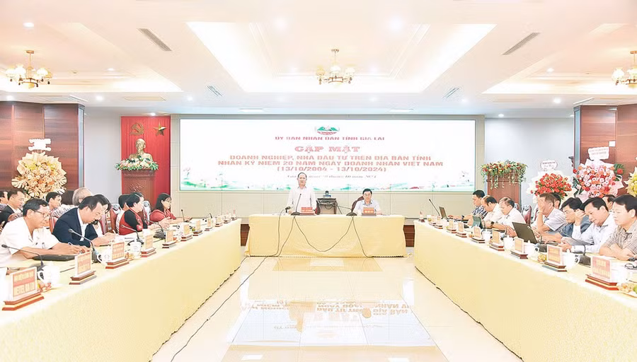 01bg-lanh-dao-tinh-gap-mat-cac-doanh-nghiep-doanh-nhan-tieu-bieu-nhan-ngay-doanh-nhan-viet-nam-13-10-anh-duc-thuy-5218.jpg